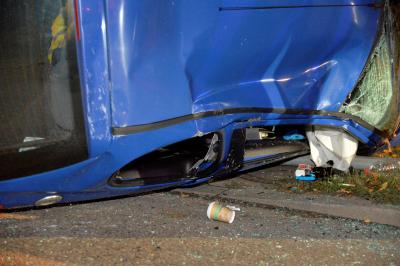 Frau ueberschlaegt sich mit Pkw - Wagen bleibt auf der Seite liegen in Fellbach